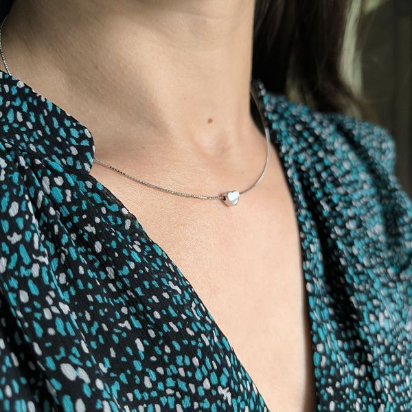 Серебряное жёсткое колье с подвеской-сердцем 0540049360912 Серебряное жёсткое колье с подвеской-сердцем фото с каталога