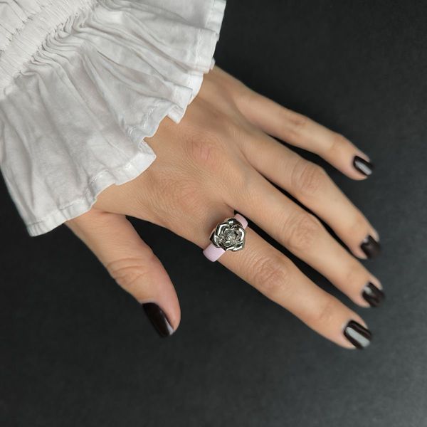 Кольцо LoveR из розовой керамики с объёмной розой и фианитом 18 размер 6000234518 Кольцо LoveR из розовой керамики с объёмной розой и фианитом фото с каталога
