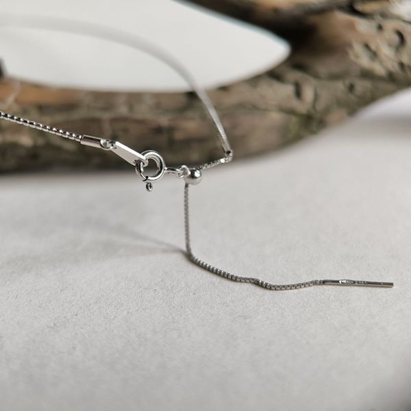 Серебряное жёсткое колье с подвеской-сердцем 0540049360912 Серебряное жёсткое колье с подвеской-сердцем фото с каталога