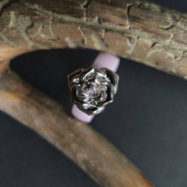 Кольцо LoveR из розовой керамики с объёмной розой и фианитом 18 размер 6000234518 Кольцо LoveR из розовой керамики с объёмной розой и фианитом фото с каталога