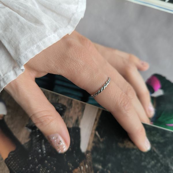 Серебряное кольцо SilverThin с без камней, вес изделия 1,13 гр (2211228) 18 размер 221122818 Серебряное кольцо LoveR &laquo;Жгут&raquo; &mdash; тонкое кольцо с крученым узором из серебра 925 пробы фото с каталога