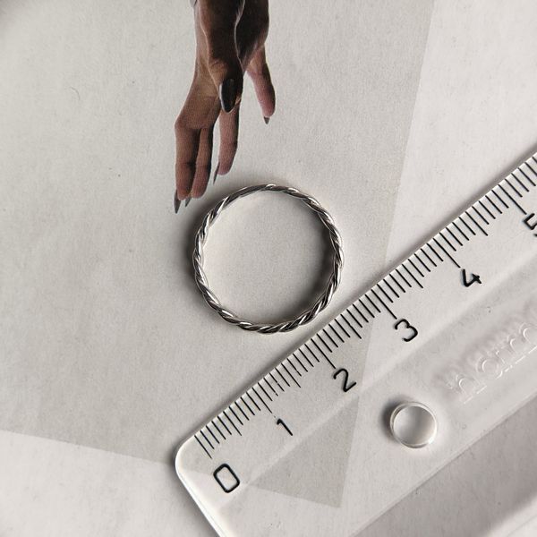 Серебряное кольцо SilverThin с без камней, вес изделия 1,13 гр (2211228) 18 размер 221122818 Серебряное кольцо LoveR &laquo;Жгут&raquo; &mdash; тонкое кольцо с крученым узором из серебра 925 пробы фото с каталога