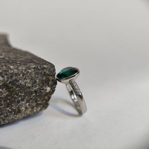 Серебряное кольцо с крупным зелёным фианитом Cushion и россыпью прозрачных вставок 17 размер 56108220006 Серебряное кольцо с крупным зелёным фианитом Cushion и россыпью прозрачных вставок фото с каталога