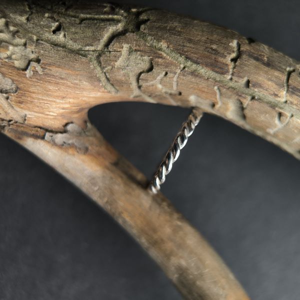 Серебряное кольцо SilverThin с без камней, вес изделия 1,13 гр (2211228) 18 размер 221122818 Серебряное кольцо LoveR &laquo;Жгут&raquo; &mdash; тонкое кольцо с крученым узором из серебра 925 пробы фото с каталога