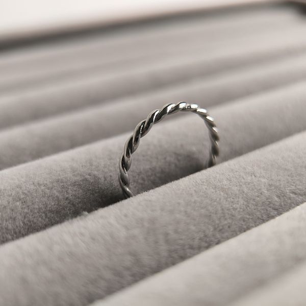 Серебряное кольцо SilverThin с без камней, вес изделия 1,13 гр (2211228) 18 размер 221122818 Серебряное кольцо LoveR &laquo;Жгут&raquo; &mdash; тонкое кольцо с крученым узором из серебра 925 пробы фото с каталога