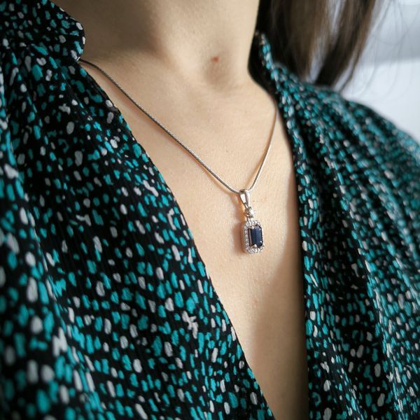 Серебряная подвеска LoveR с натуральным сапфиром в обрамлении фианитов и подвесом 2202646 Серебряная подвеска LoveR с натуральным сапфиром в обрамлении фианитов и подвесом фото с каталога