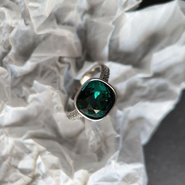 Серебряное кольцо с крупным зелёным фианитом Cushion и россыпью прозрачных вставок 17 размер 56108220006 Серебряное кольцо с крупным зелёным фианитом Cushion и россыпью прозрачных вставок фото с каталога