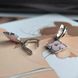 купить серебряное изделие Серебряные серьги LoveR с подвесной формой в виде цветка, розовой вставкой, фианитом и английским замком фото 5 - фотография из каталога