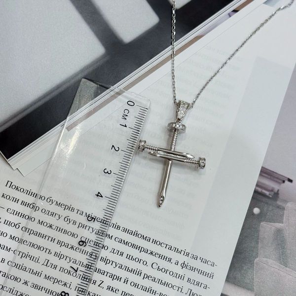 Серебряное колье с подвеской в форме креста и фианитами &ndash; стильный аксессуар для современного образа 0540049025712 Серебряное колье с подвеской в форме креста и фианитами &ndash; стильный аксессуар для современного образа фото с каталога