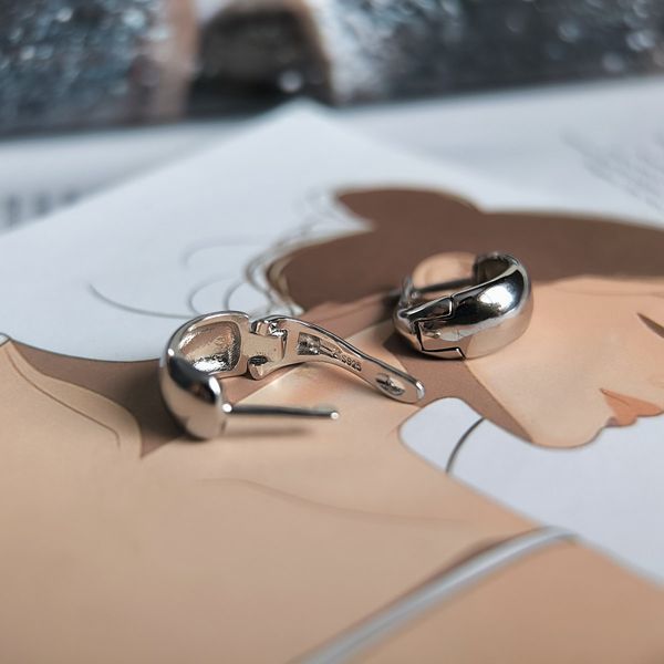 Срібні сережки LoveR напівкільця, з англійським замком 2202837 Срібні сережки LoveR напівкільця, з англійським замком фото з каталогу