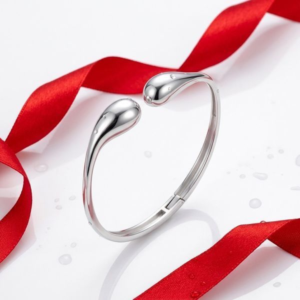 Срібний жорсткий браслет LoveR з дизайнерським акцентом 18 розмір, срібло 925
