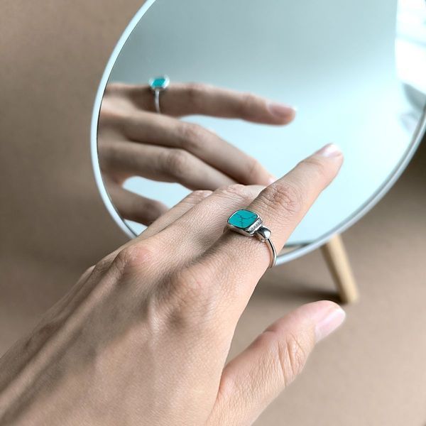 Серебряное кольцо с бирюзой прямоугольной формы и декоративной дорожкой 18 размер 815330612 Серебряное кольцо с бирюзой прямоугольной формы и декоративной дорожкой фото с каталога