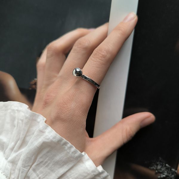 Срібна каблучка LoveR з гладкою круглою формою без вставок 18 розмір, срібло 925