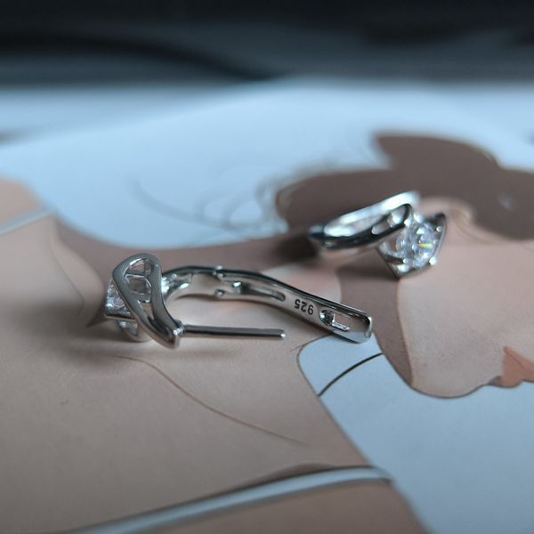 Срібні сережки LoveR з плавною асиметричною формою, фіанітами та англійським замком 2207832 Срібні сережки LoveR з плавною асиметричною формою, фіанітами та англійським замком фото з каталогу