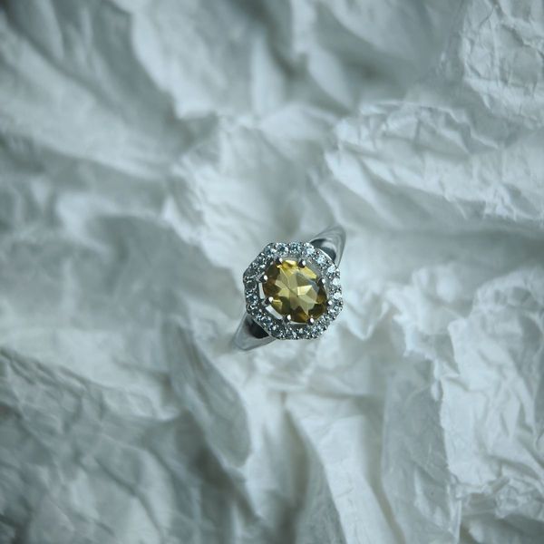 Серебряное кольцо Серебряные изделия с цитрином nano 1.538ct, вес изделия 3,14 гр (2189930) 17 размер 710399812  фото с каталога