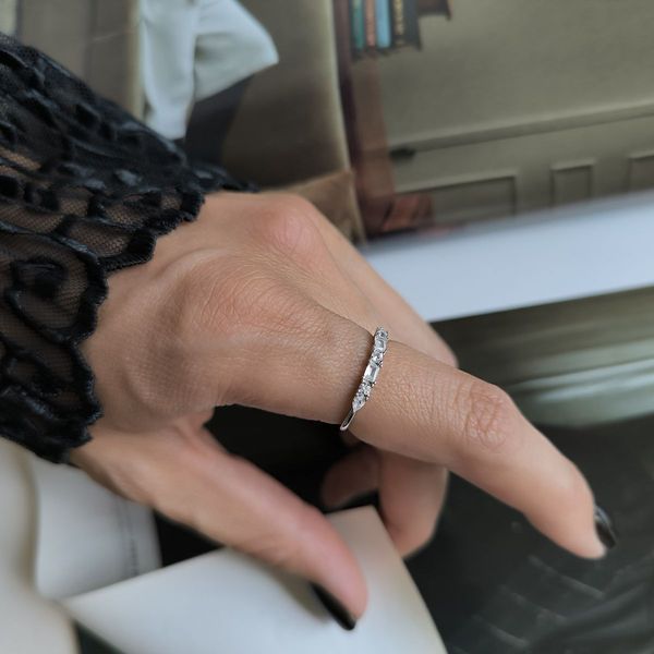 Серебряное кольцо с фианитами в изысканном дизайне 18 размер 5717006812 Серебряное кольцо с фианитами в изысканном дизайне фото с каталога