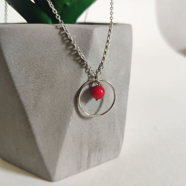 Серебряное колье с шариком коралла в центре элегантного кольца 0540142265412 Серебряное колье с шариком коралла в центре элегантного кольца &ndash; минимализм и природная гармония фото с каталога