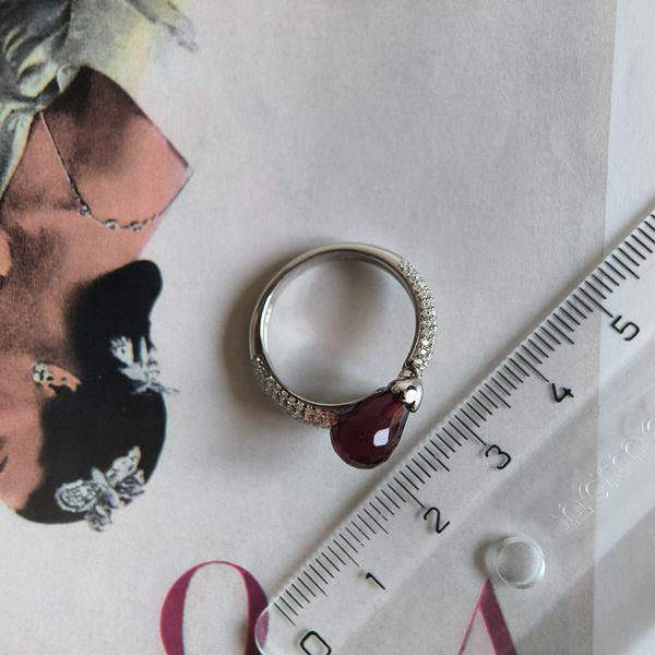 Серебряное кольцо LoveR разомкнутое с подвесным нано-гранатом и широким паве из фианитов 17.5 размер 6000245117.5 Серебряное кольцо LoveR разомкнутое с подвесным нано-гранатом и широким паве из фианитов фото с каталога