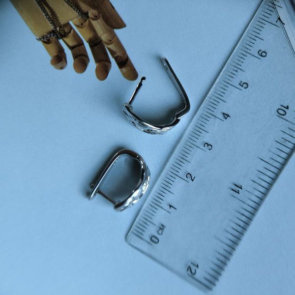 Серебряные серьги LoveR без вставок с волнистой объёмной формой 2187530 Серебряные серьги LoveR без вставок с волнистой объёмной формой фото с каталога