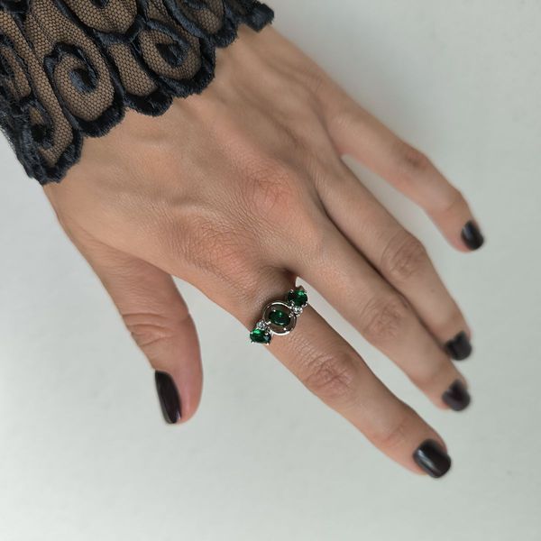 Серебряное кольцо Lover с нано изумрудом в изящном асимметричном дизайне с декоративным кругом 17 размер 219561017 Серебряное кольцо Lover с нано изумрудом в изящном асимметричном дизайне с декоративным кругом фото с каталога