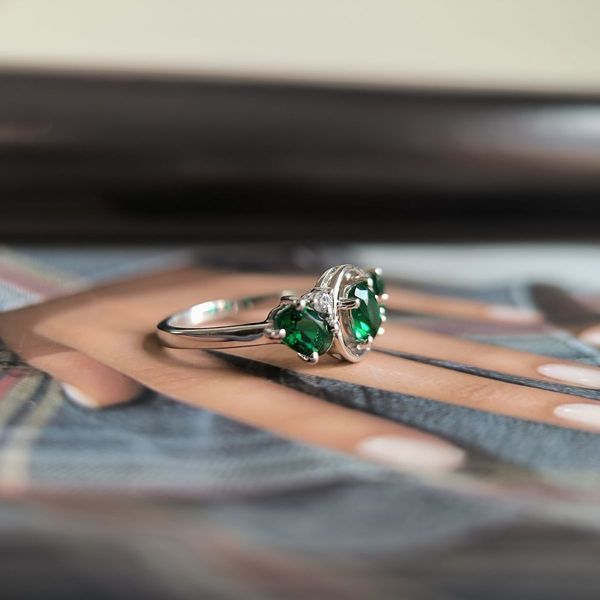 Серебряное кольцо Lover с нано изумрудом в изящном асимметричном дизайне с декоративным кругом 17 размер 219561017 Серебряное кольцо Lover с нано изумрудом в изящном асимметричном дизайне с декоративным кругом фото с каталога