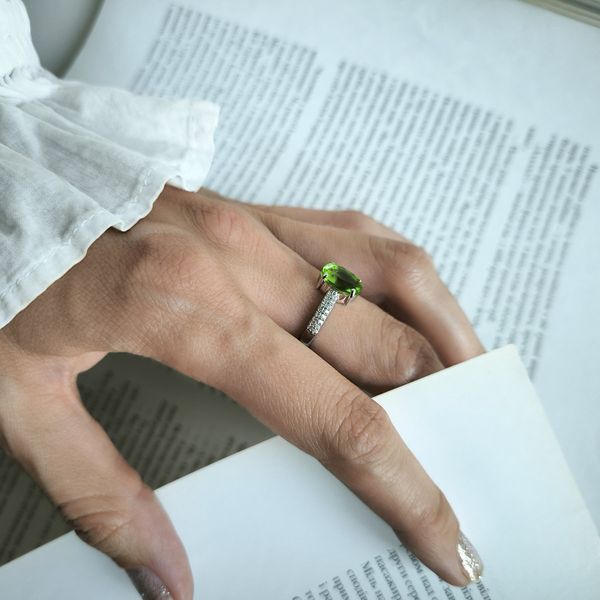 Срібна каблучка LoveR з хризолітом овальної форми та фіанітами 17 розмір 6000216717 Срібна каблучка LoveR з хризолітом овальної форми та фіанітами фото з каталогу