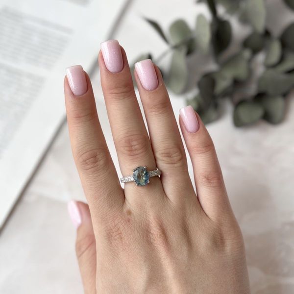 Серебряное кольцо LoveR с мистическим топазом круглой огранки и фианитами 18 размер, серебро 925