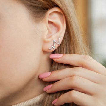 Серьги серебряные пусеты ассиметричные Зигзаги с каффой и маленькими фианитами 1715943673 Серебряные серьги-пусеты асимметричные &ldquo;Зигзаги&rdquo; &ndash; комплект с каффом и фианитами фото с каталога