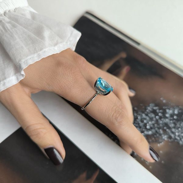Серебряное кольцо LoveR с голубой вставкой топаза nano в огранке кушон 16.5 размер 219935916.5 Серебряное кольцо LoveR с голубой вставкой топаза nano в огранке кушон фото с каталога