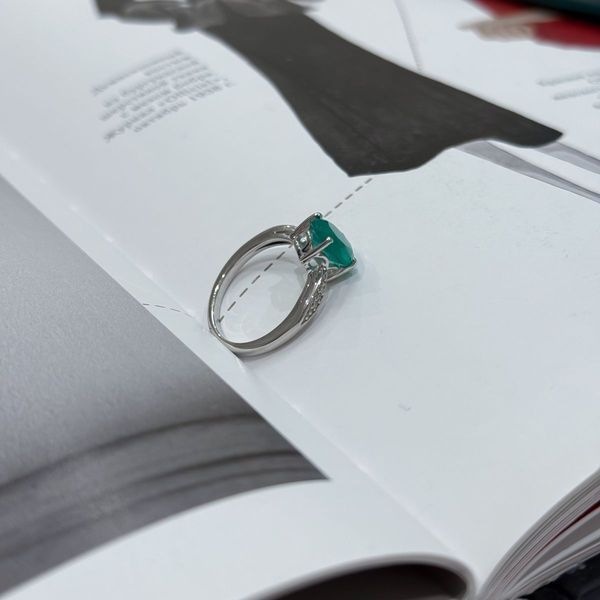 Серебряное кольцо SilverThin с натуральным агатом 2.323ct, вес изделия 3,14 гр (2171010) 18 размер 710101712 Серебряное кольцо LoveR с круглой вставкой зелёного агата фото с каталога