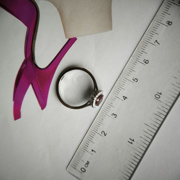Срібна каблучка LoveR у формі серця з натуральним гранатом та ореолом фіанітів 17 розмір 219134617 Срібна каблучка LoveR у формі серця з натуральним гранатом та ореолом фіанітів фото з каталогу