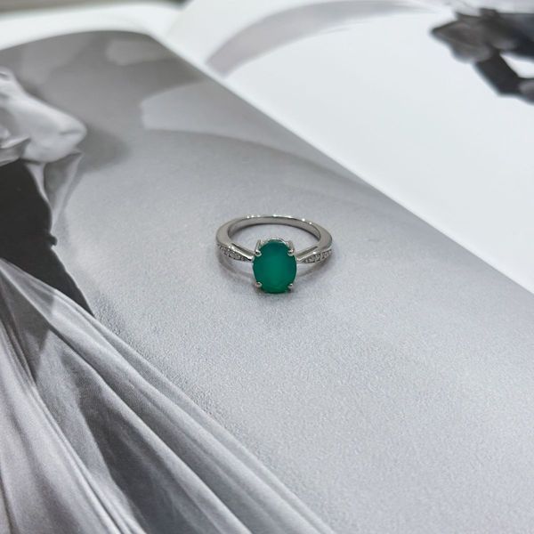 Серебряное кольцо SilverThin с натуральным агатом 2.323ct, вес изделия 3,14 гр (2171010) 18 размер 710101712 Серебряное кольцо LoveR с круглой вставкой зелёного агата фото с каталога