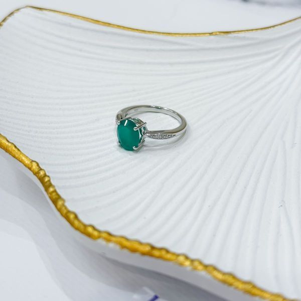 Серебряное кольцо SilverThin с натуральным агатом 2.323ct, вес изделия 3,14 гр (2171010) 18 размер 710101712 Серебряное кольцо LoveR с круглой вставкой зелёного агата фото с каталога
