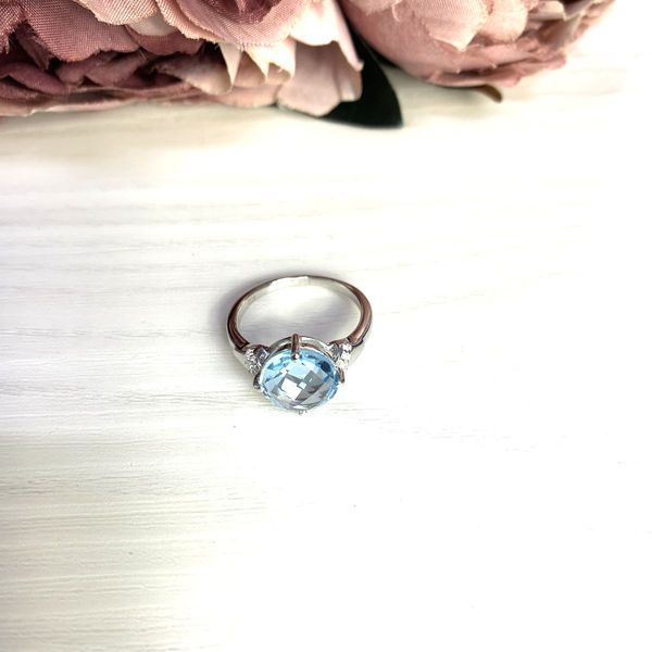 Серебряное кольцо LoveR с крупным натуральным топазом круглой формы и фианитовыми акцентами 17 размер 204976017 Серебряное кольцо LoveR с крупным натуральным топазом круглой формы и фианитовыми акцентами фото с каталога