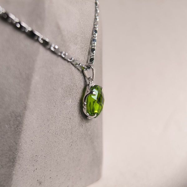 Серебряная подвеска Ювелирных украшений с хризолітом (60002316) 61320006 Серебряная подвеска Ювелирных украшений с хризолітом (60002316) фото з каталогу