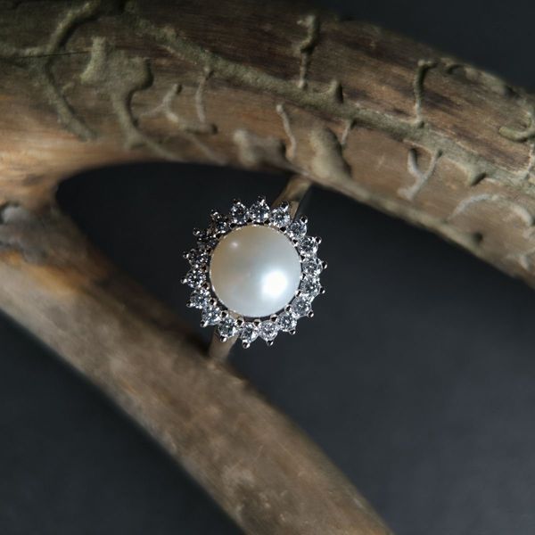 Срібна каблучка LoveR з натуральною перлиною в обрамленні фіанітів 18 розмір, срібло 925