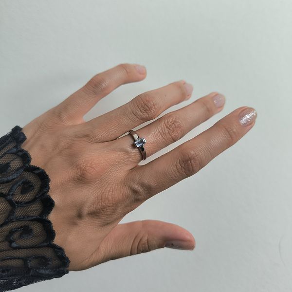 Срібна каблучка LoveR з баготним топазом мінімалістичного дизайну 17.5 розмір 221382617.5 Срібна каблучка LoveR з баготним топазом мінімалістичного дизайну фото з каталогу