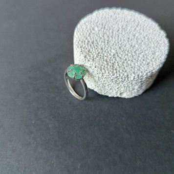 Серебряное кольцо с натуральным изумрудом (овал) 717943612 Серебряное кольцо с натуральным изумрудом (овал) фото с каталога