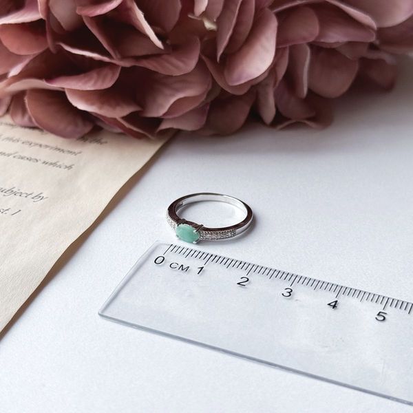 Срібна каблучка LoveR з овальною вставкою смарагду та фіанітами 17 розмір 5713492671 Срібна каблучка LoveR з овальною вставкою смарагду та фіанітами фото з каталогу