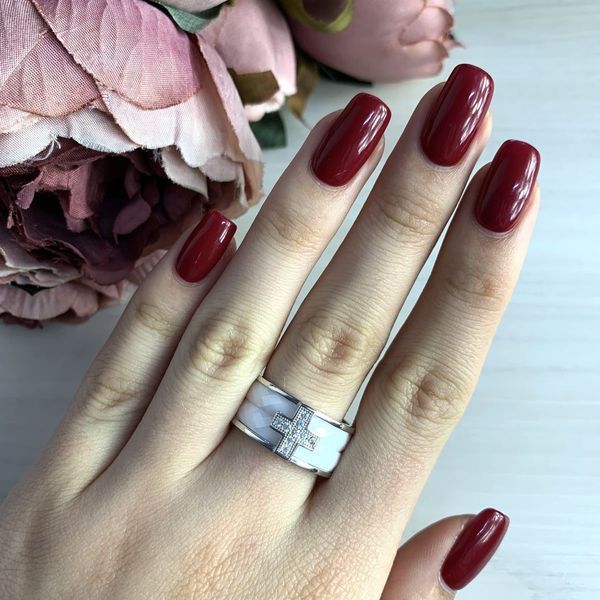Серебряное кольцо с керамикой . 5812830511 Серебряное кольцо с белой керамикой и фианитами в форме креста фото с каталога