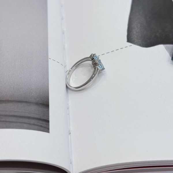 Серебряное кольцо Серебряные изделия с натуральным топазом 1.415ct, вес изделия 2,55 гр (2171614) 17 размер 714161712  фото з каталогу