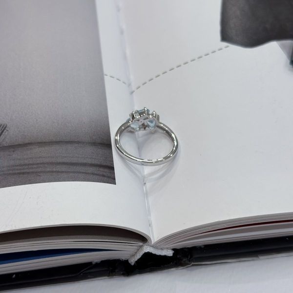 Серебряное кольцо Серебряные изделия с натуральным топазом 1.415ct, вес изделия 2,55 гр (2171614) 17 размер 714161712  фото з каталогу