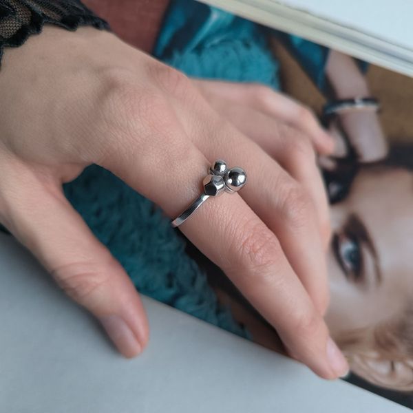 Срібна каблучка LoveR у формі скульптурних намистин з асиметричним дизайном 17 розмір, срібло 925