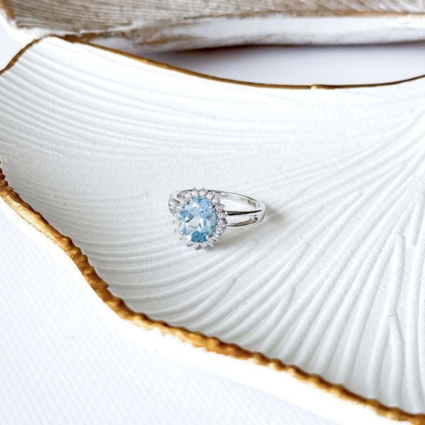 Серебряное кольцо Серебряные изделия с натуральным топазом 3.505ct, вес изделия 3,23 гр (2167761) 18 размер 811677612  фото с каталога