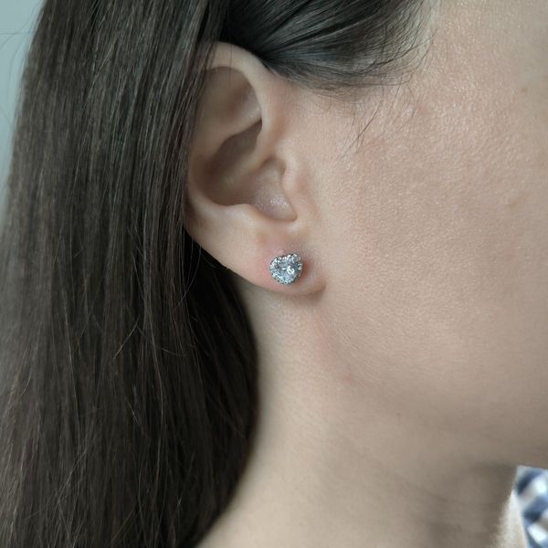 Серебряные серьги-пусеты с фианитами, форма сердце 6706812 Серебряные серьги-пусеты с фианитами, форма сердце фото с каталога