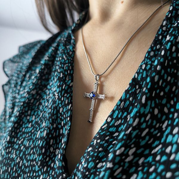 Срібний підвіс LoveR у формі хреста з сапфіром nano та доріжками фіанітів 2206576 Срібний підвіс LoveR у формі хреста з сапфіром nano та доріжками фіанітів фото з каталогу