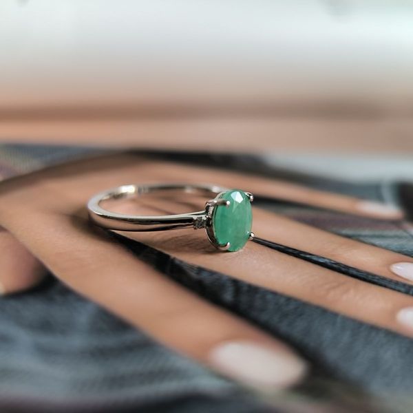 Серебряное кольцо LoveR с натуральным изумрудом овальной формы и фианитами по бокам 17.5 размер 218766017.5 Серебряное кольцо LoveR с натуральным изумрудом овальной формы и фианитами по бокам фото с каталога