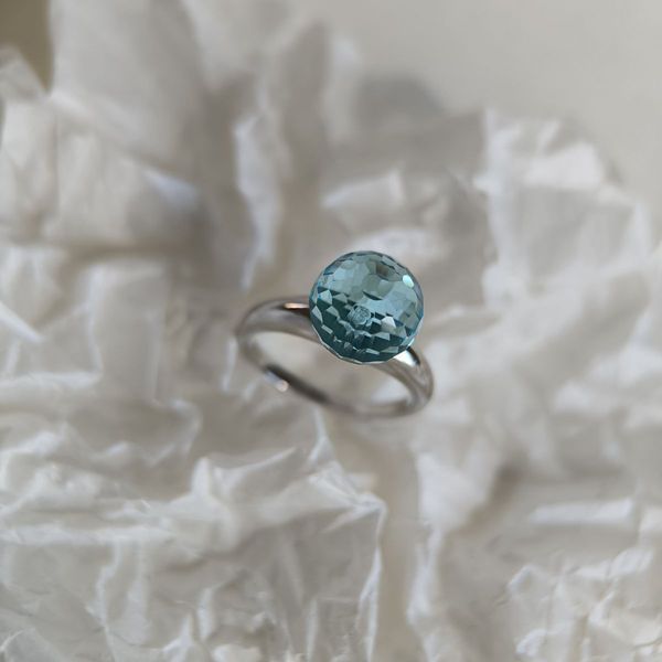 Серебряное кольцо SilverThin с фианитами, вес изделия 3,65 гр (60002220) 17 размер 7102220006  фото с каталога