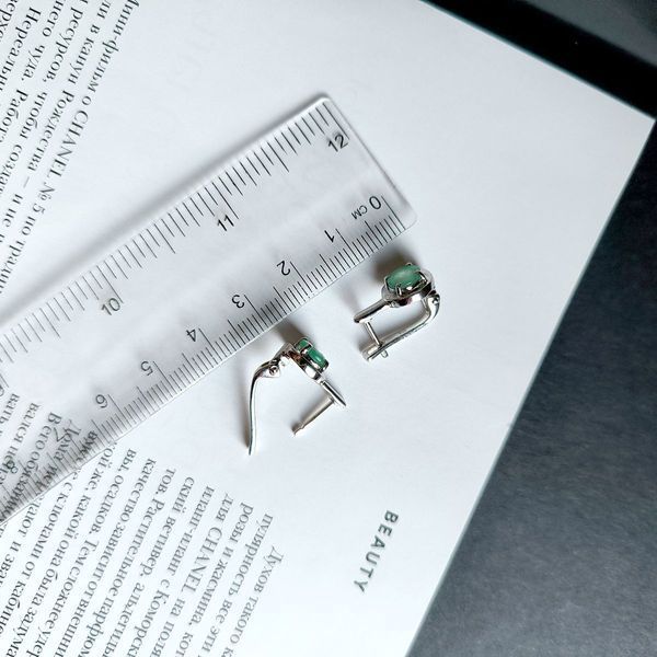 Срібні сережки з натуральним смарагдом 5637612 Срібні сережки з натуральним смарагдом фото з каталогу
