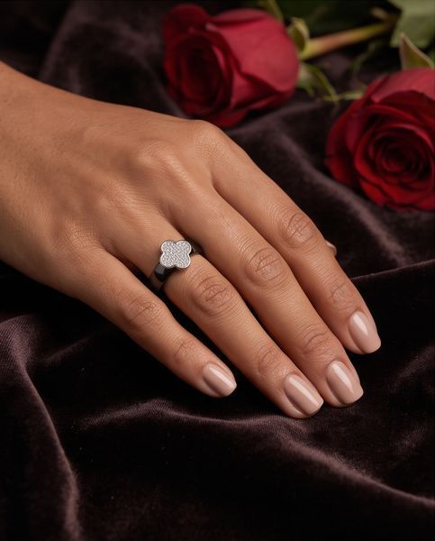 Срібна каблучка LoveR з чорною керамікою та вставкою фіанітів у формі квітки-конюшини 18 розмір, срібло 925